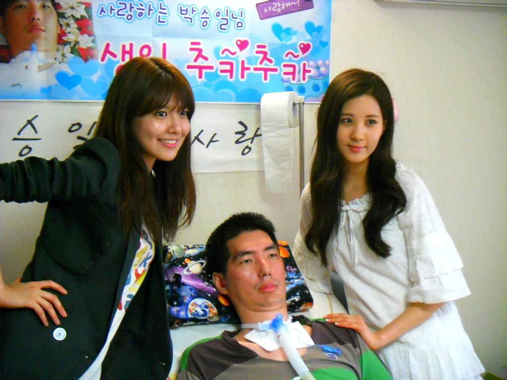 [PIC][24-11-2012]SooYoung và SeoHyun đến thăm HLV bóng rổ Park Seungil 0123B93F5094CEF0148D48