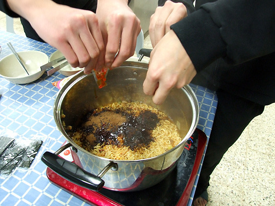 군인들 군대에서 라면끓어먹기 | 인스티즈