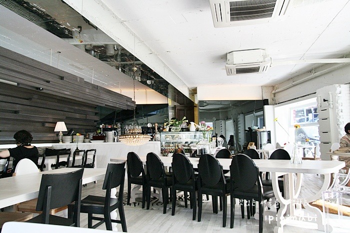 더 화이트(The White) 이미지