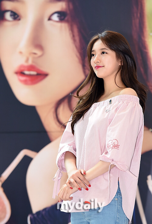 오늘자 수지가 단 배지 | 인스티즈