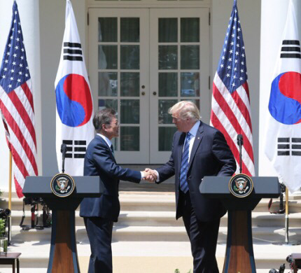 악수가 조심스럽다는 트럼프.gisa | 인스티즈