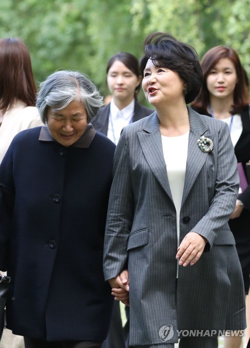 윤이상 제자들과 묘지 둘러보는 김정숙 여사 .jpg | 인스티즈