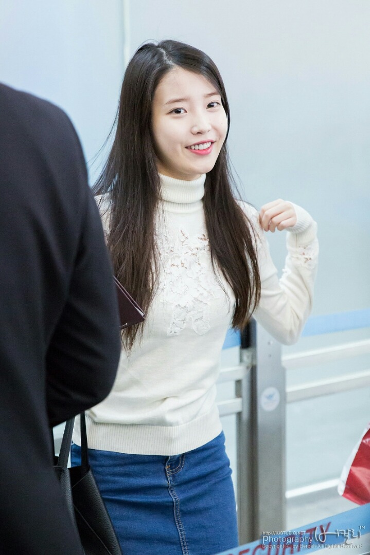 [15.10.21] 오늘자 아이유 홍콩 출국.jpg | 인스티즈