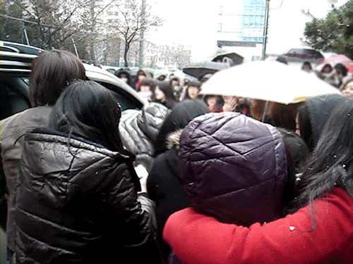 화풀이하듯 때리는 매니저들.gif | 인스티즈