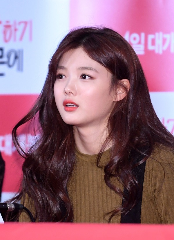 오늘자 시사회 김유정 | 인스티즈
