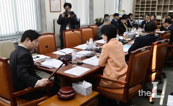 국회가 논다고? 이영렬·안태근 사표수리 막은 '검사징계법 개정' | 인스티즈