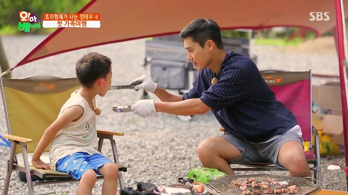 [오마이베이비] 하준이가 뜨거운 고기 먹는 법.gif | 인스티즈