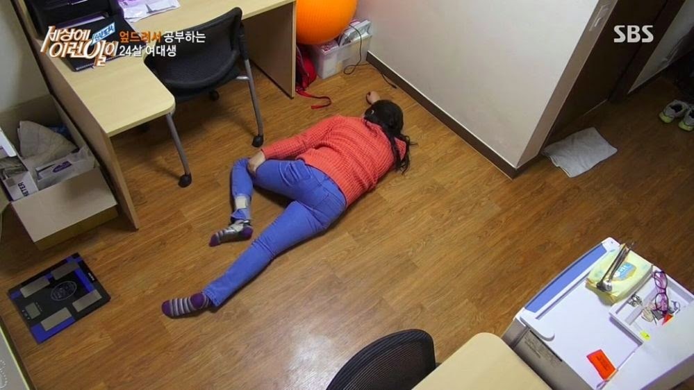 엎드려서 공부하는 여대생 | 인스티즈