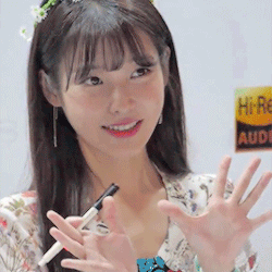 화관 쓴 아이유.gif | 인스티즈