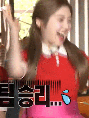가위바위보 이겨서 신난 아이린.gif | 인스티즈