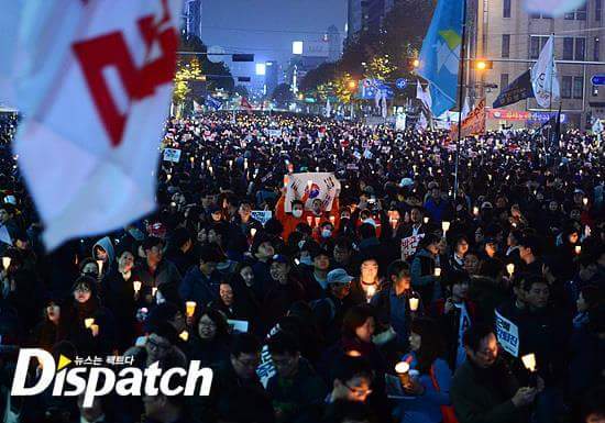 유아인, 박근혜 대통령 퇴진 요구 집회 참석…조용히 시민과 함께 촛불 | 인스티즈