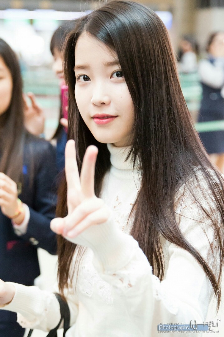 [15.10.21] 오늘자 아이유 홍콩 출국.jpg | 인스티즈