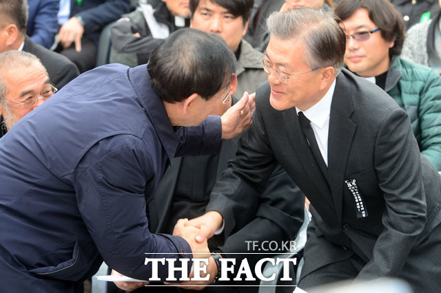 광화문에서 만난 세남자 | 인스티즈