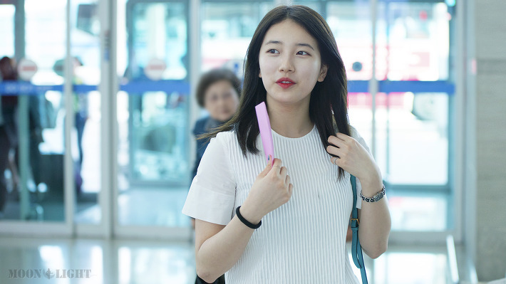 공항에서 만난 어머님이 사진 찍자니까 포즈 취하는 수지 | 인스티즈