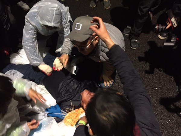 현재 광화문 집회 물대포 맞고 쓰러지신 시민분 | 인스티즈