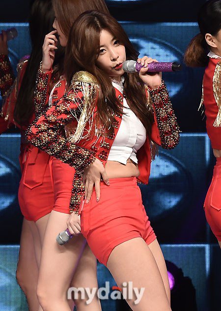 오늘자 걸스데이 너무 꽉끼는 의상 | 인스티즈