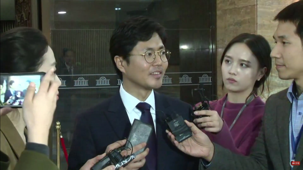 인터뷰 중이신 김광진 의원 | 인스티즈