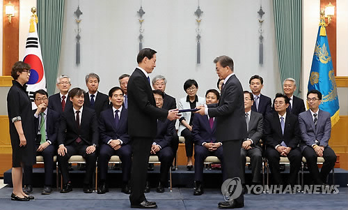 문재인 대통령 송영무 국방부 장관에게 임명장 수여.jpg | 인스티즈