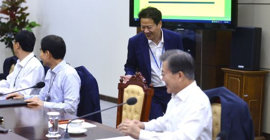 오늘자 지각한 임종석 비서실장.jpg | 인스티즈