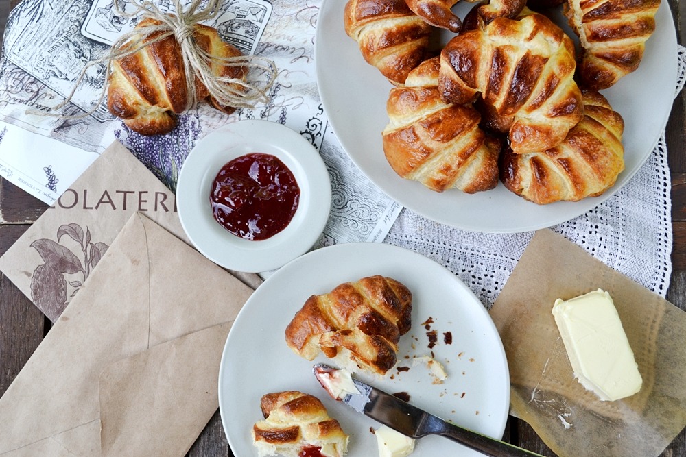 Croissant (크로와상) + Pain au Chocolat (뺑오쇼콜라) | 인스티즈