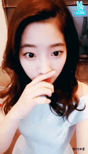 어깨드러난옷 입어서 부끄러운 다현이 | 인스티즈