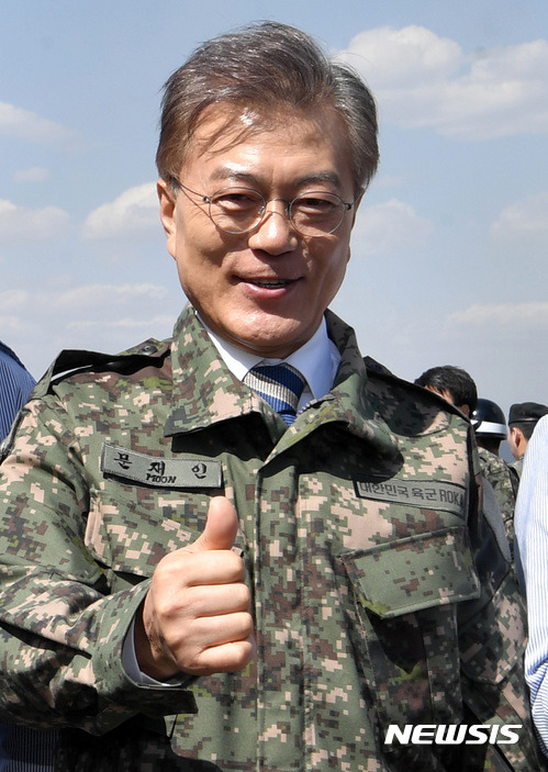 화력격멸훈련 참관하는 문재인 | 인스티즈