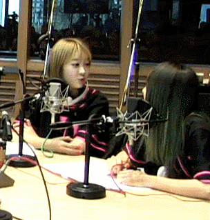 혜린이 음료수 뺏어 먹으려다 걸린 하니.gif | 인스티즈