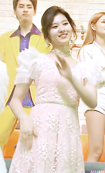 [트와이스] 가요대제전 공주같은 옷 입은 사나.gif | 인스티즈