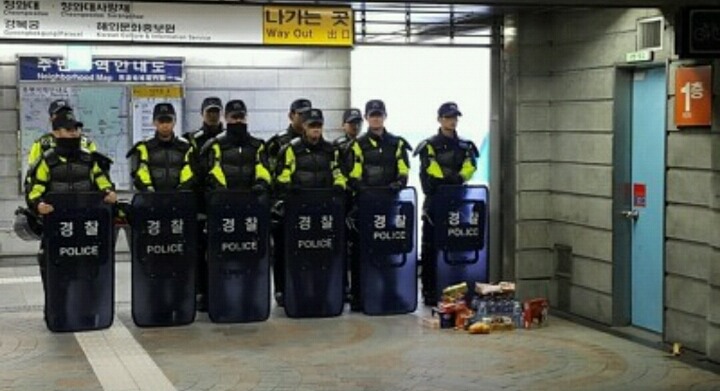 의경을 식고문하는 시민들 | 인스티즈