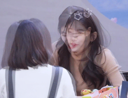 우는 팬 달래주는 수지.gif | 인스티즈