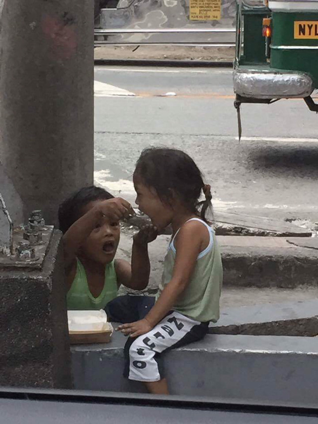 길에서 구걸하는 아이에게 돈을 주자 도시락을 사서 여동생에게 먹이는 어린 오빠 | 인스티즈