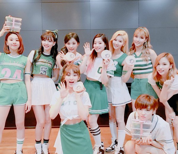 [트와이스] 1주년 기념 멤버 단체 짤 모음.jpg | 인스티즈