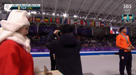 매스스타트 메달 수여식 이승훈 금메달.gif | 인스티즈