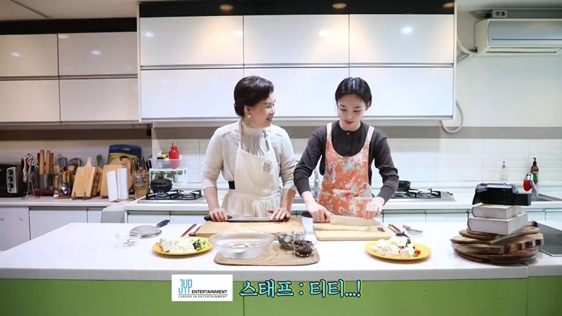 요리 배우다가 선생님한테 호되게 당하는 트와이스 나연.JPG | 인스티즈