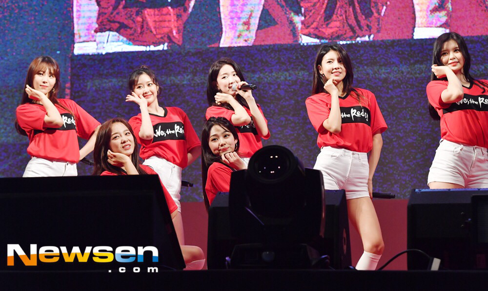 스웨덴전 광화문 거리응원 공연하는 구구단.jpg | 인스티즈