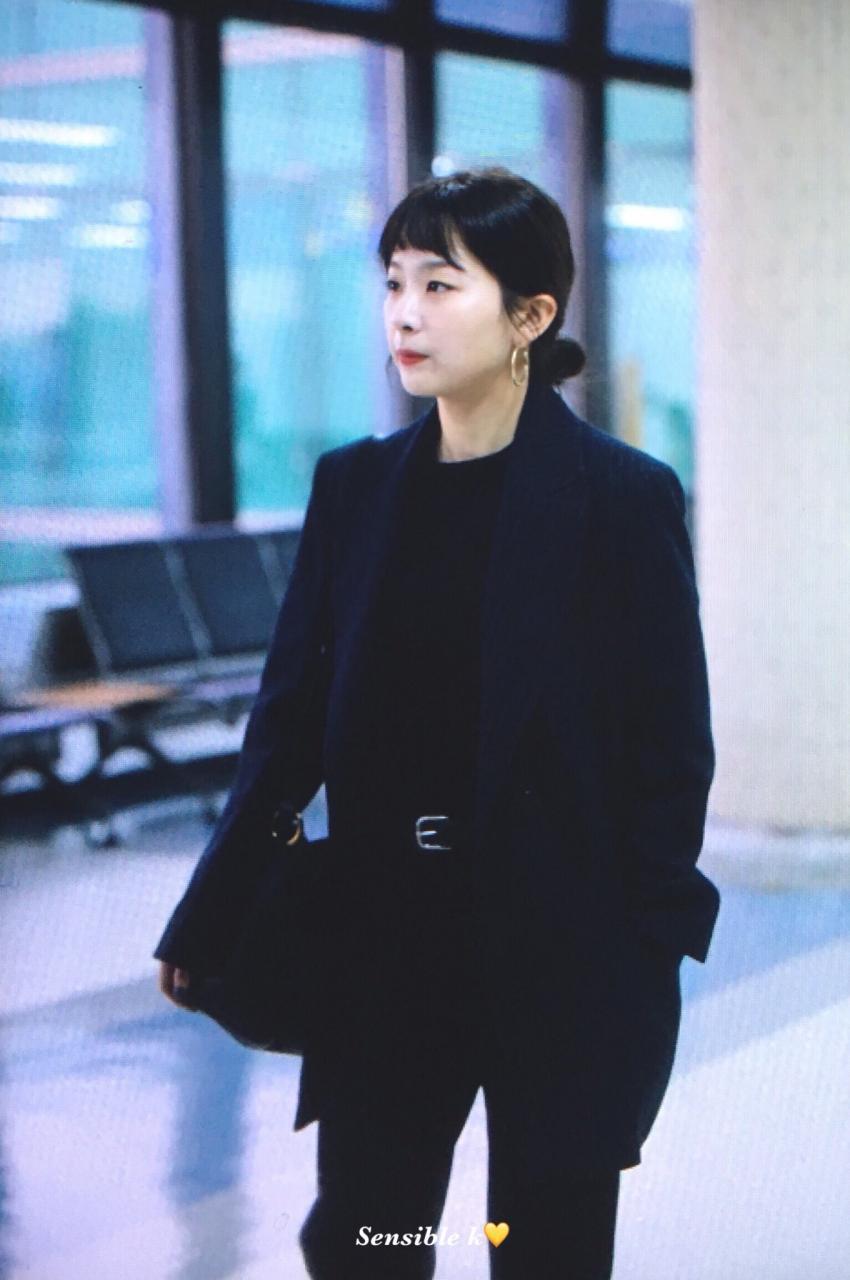 오전에 따숩게 옷 챙겨입고 출국한 레드벨벳 공항 프리뷰 | 인스티즈