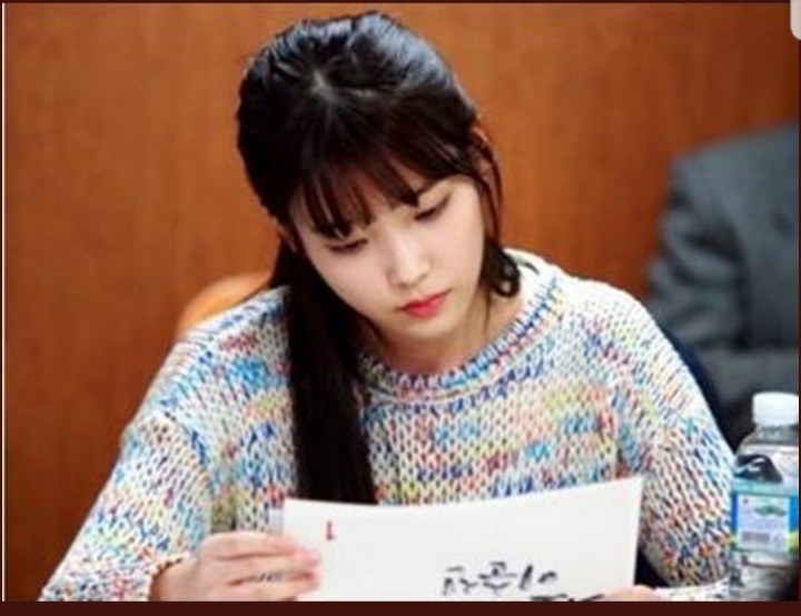 대본 읽는 아이유 .gif | 인스티즈