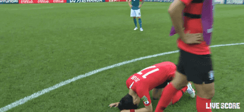 경기 종료 후 선수들 + 신태용 감독님.gif | 인스티즈
