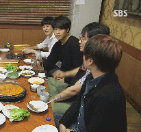 조민기 옆으로 가서 앉는 남학생들.gif | 인스티즈
