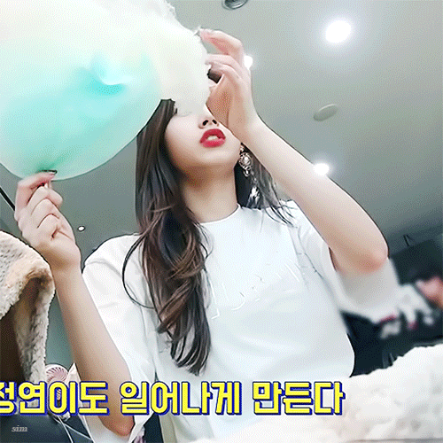 솜사탕 먹방하는 사나.gif | 인스티즈