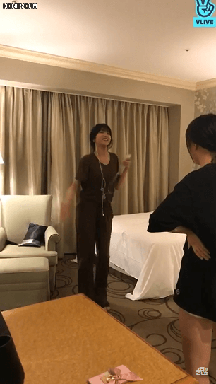[여자친구] 안무만 보고 노래 맞추기 하는 소원,예린.gif | 인스티즈