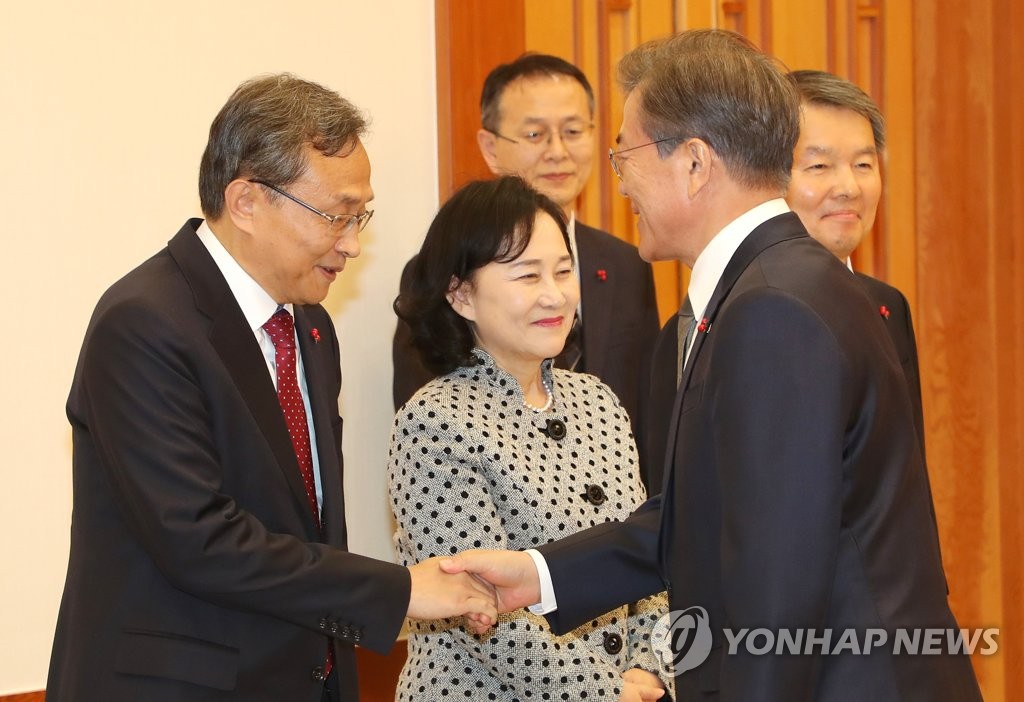 헌법재판관+헌재소장에게 임명장 수여하는 문재인 대통령 | 인스티즈
