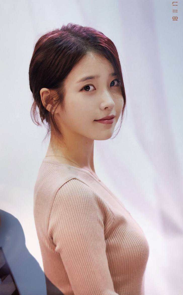 섹시터진 브이넥니트입은 아이유.jpg | 인스티즈
