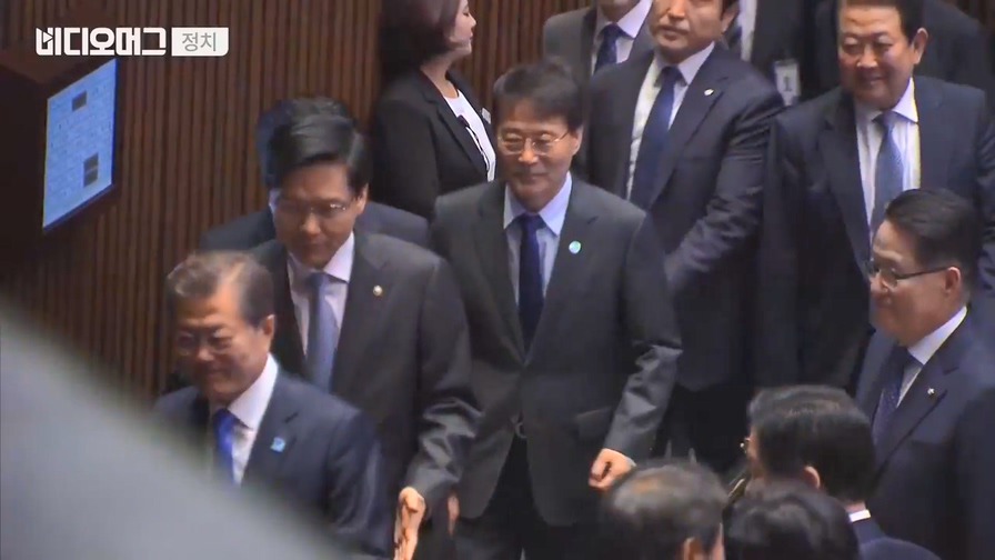 현수막 시위하는 자유한국당에 웃으며 악수하는 대통령.jpg | 인스티즈