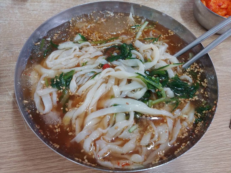 평양냉면 마니아들이 좋아한다는 슴슴한 맛의 칼국수.jpg | 인스티즈