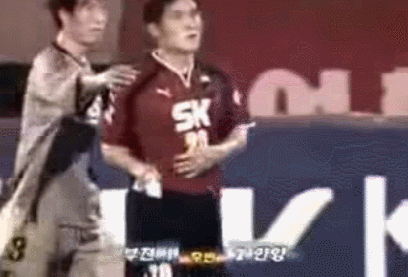 이영표 뺨 때리는 이임생.gif | 인스티즈