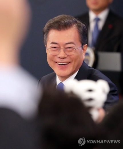 문재인 대통령 신년 기자회견에 참석한 수호랑 | 인스티즈