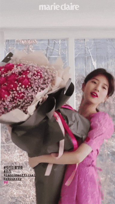자기 키 만한 꽃다발 선물 받은 수지.gif | 인스티즈