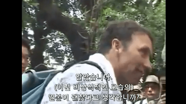 야스쿠니 신사에서 참배하는 일본인들에게 일침 날리는 캐나다인.jpg | 인스티즈