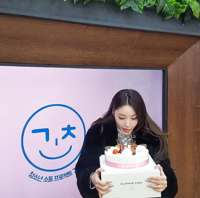라디오 진행하는 청하.jpg | 인스티즈